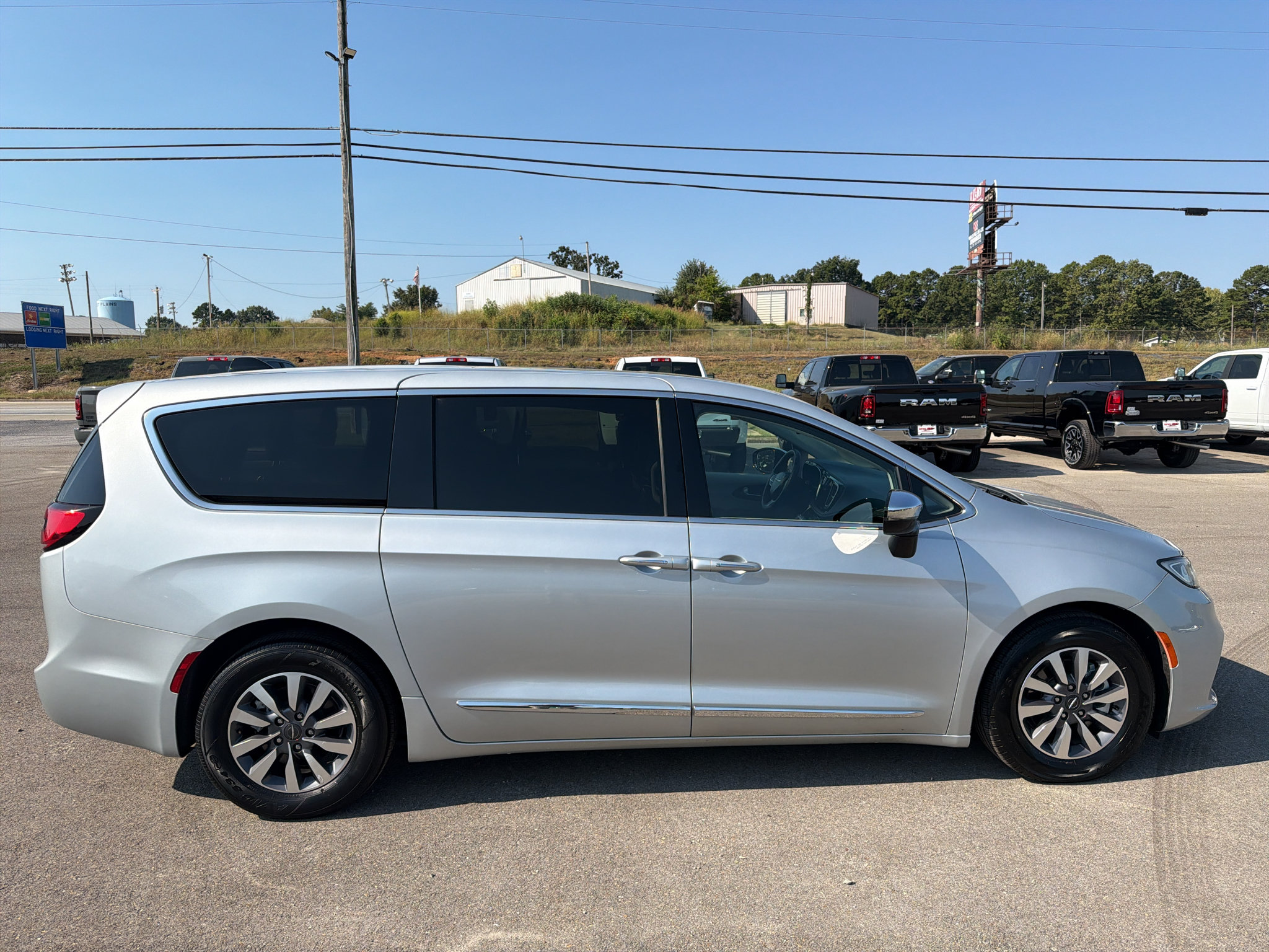 Used 2023 Chrysler Pacifica Limited FWD image 6