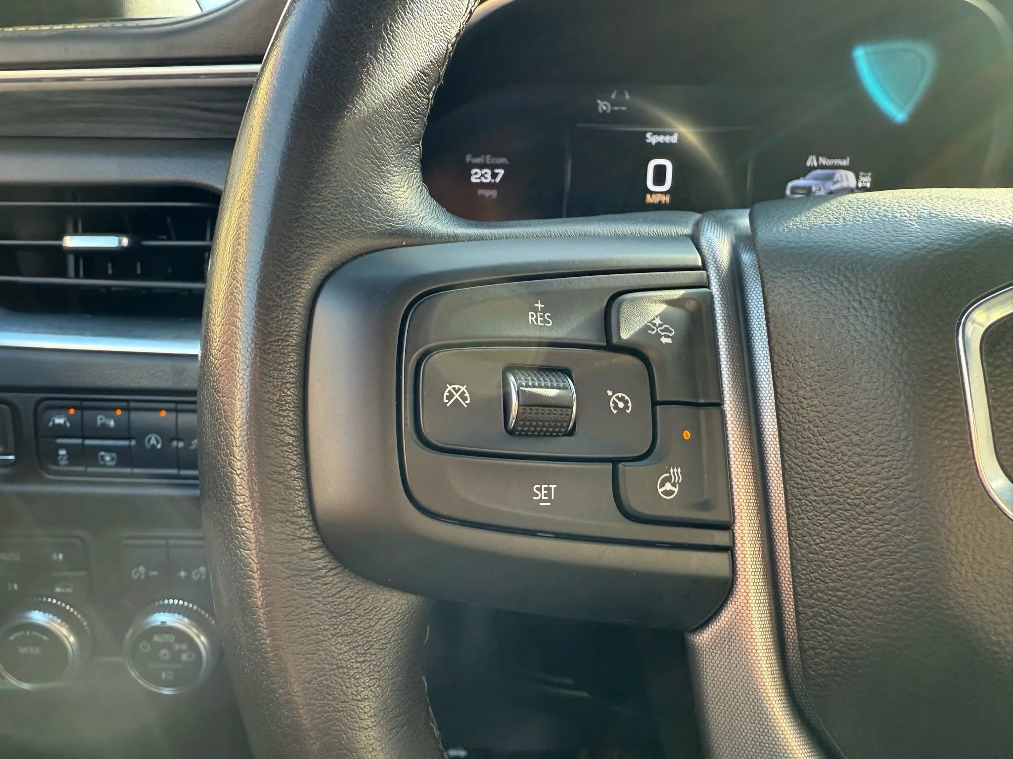 Used 2022 GMC Yukon XL SLT w/ SLT Luxury Package image 22