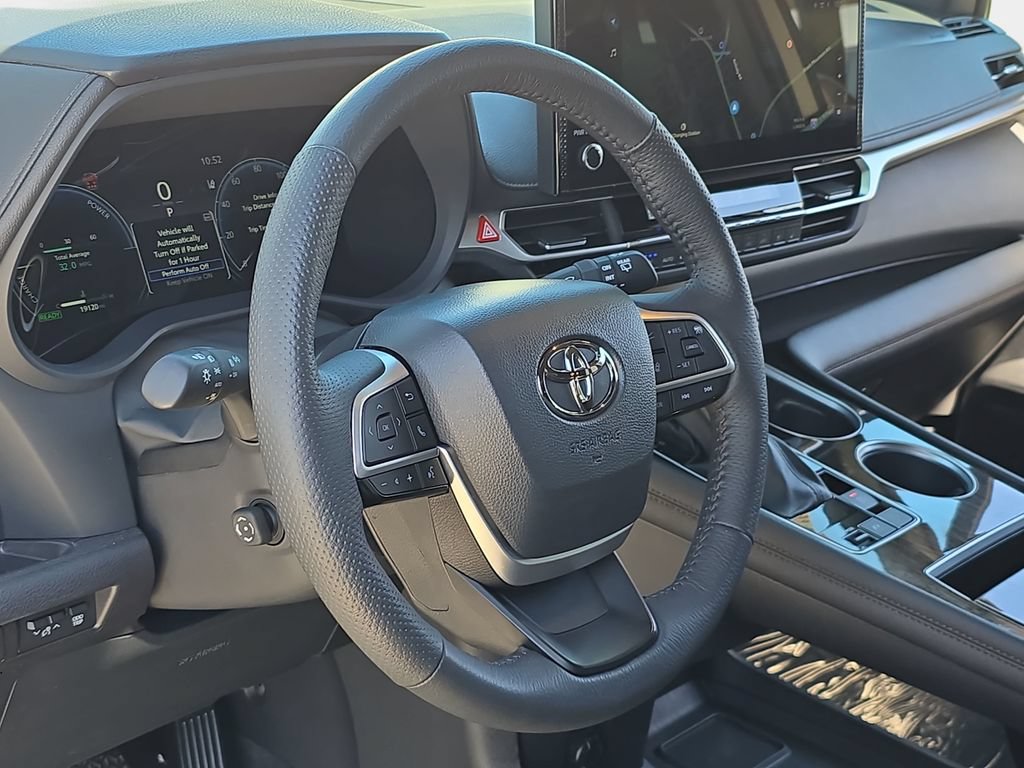 Used 2025 Toyota Sienna Platinum AWD/4WD image 19