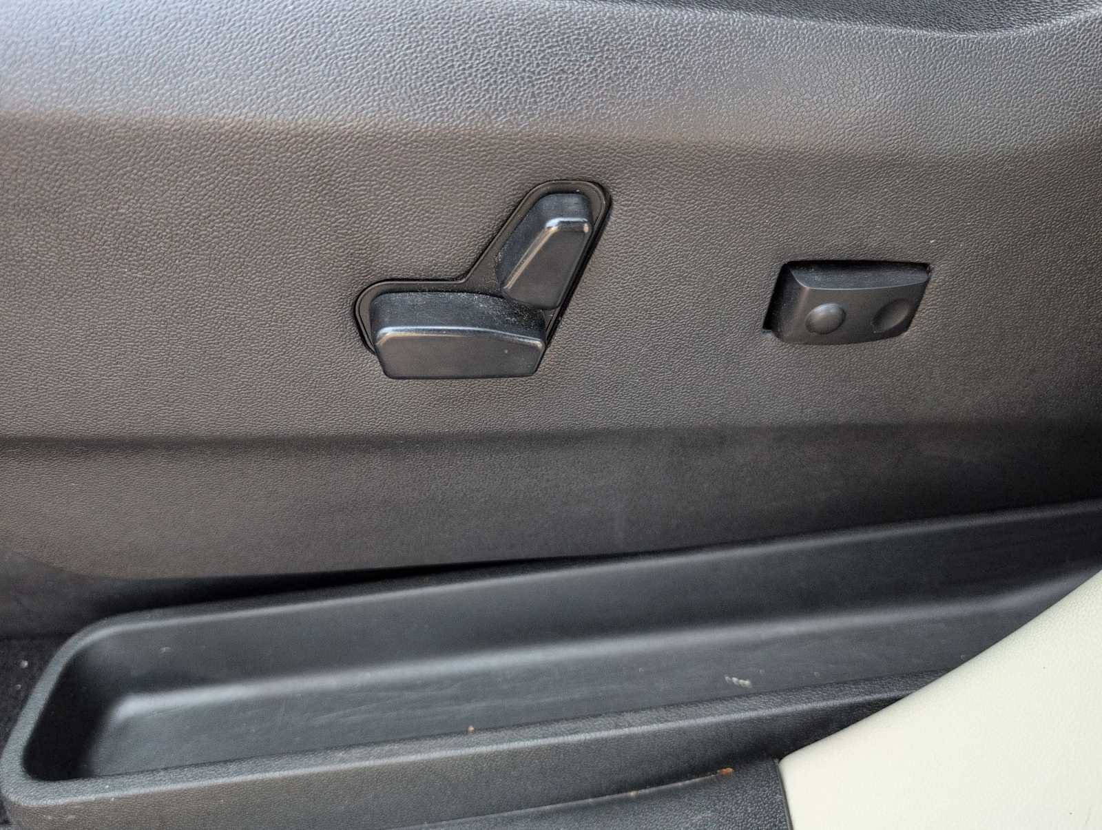 Used 2011 Chrysler Town & Country Touring-L w/ Entertainment Group #2 FWD image 17