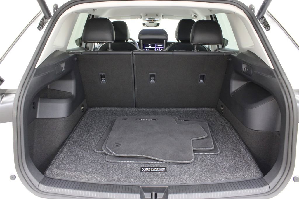 Certified 2025 Volkswagen Tiguan SE image 28