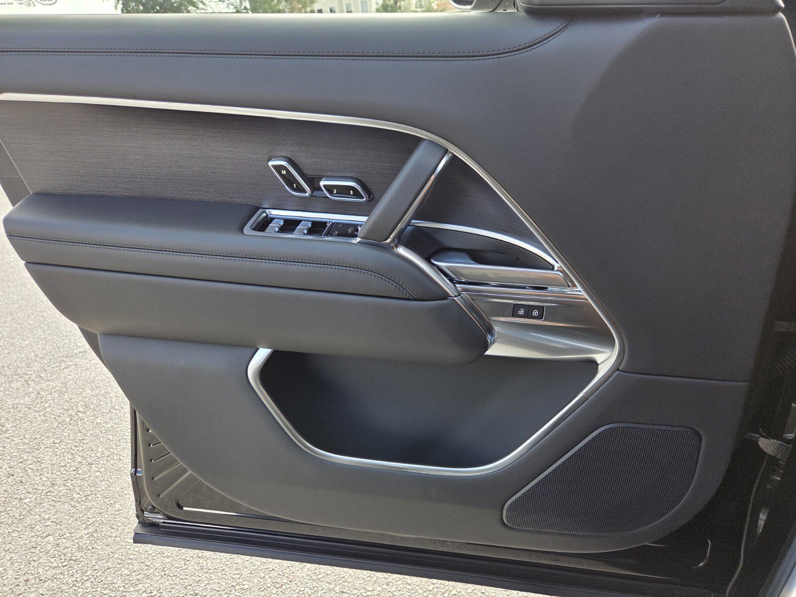 New 2025 Land Rover Range Rover Long Wheelbase SE image 18