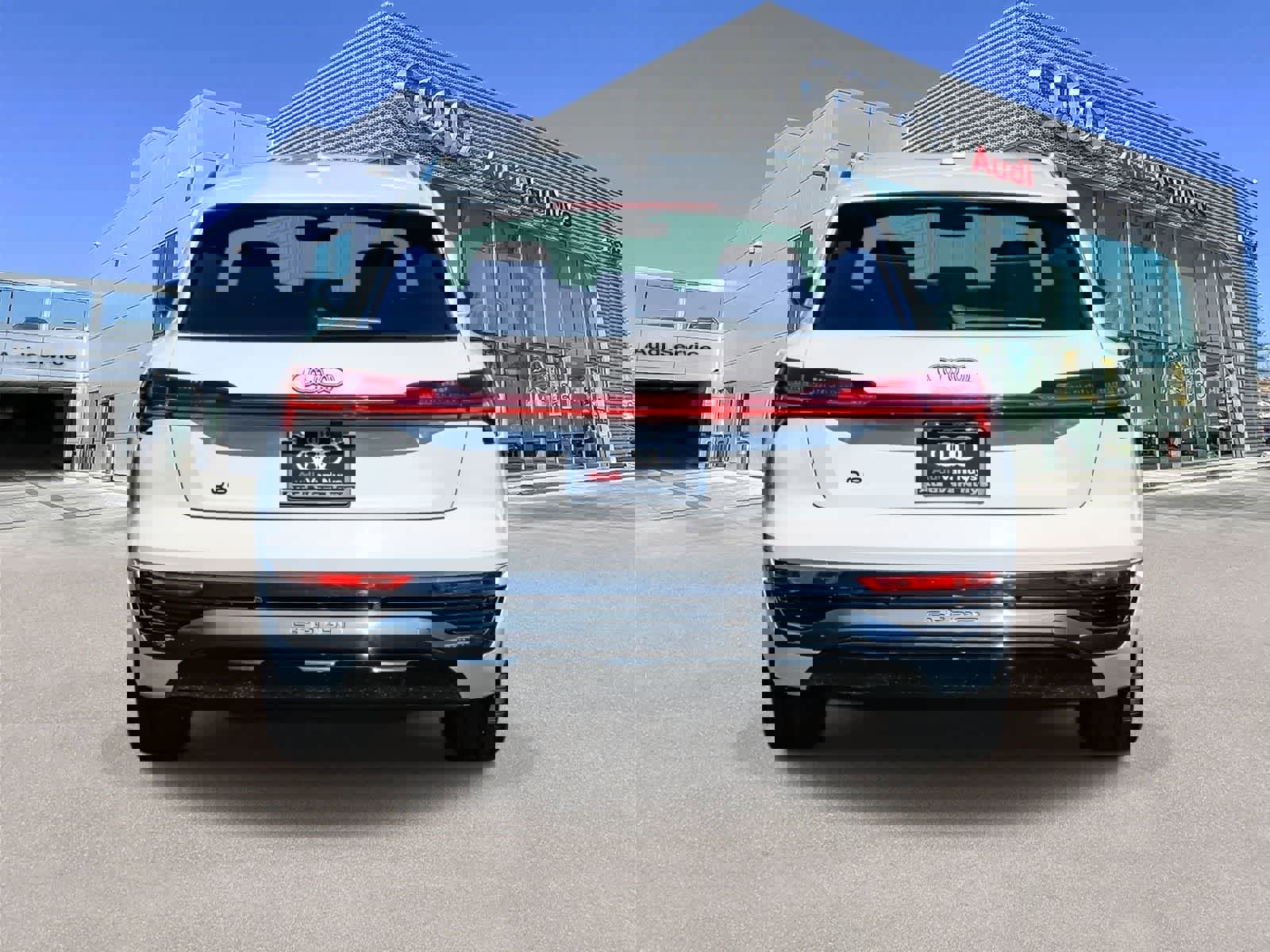 Used 2024 Audi Q8 e-tron Premium Plus w/ Premium Plus Package image 3