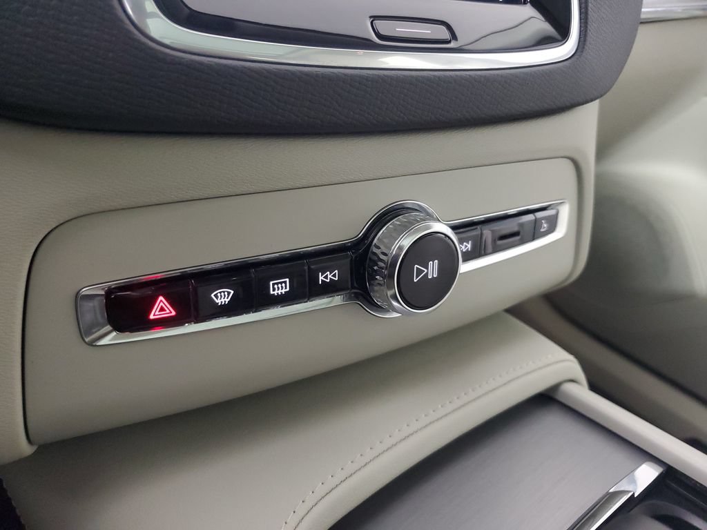 Certified 2025 Volvo XC90 B5 Core w/ Protection Package AWD/4WD image 29