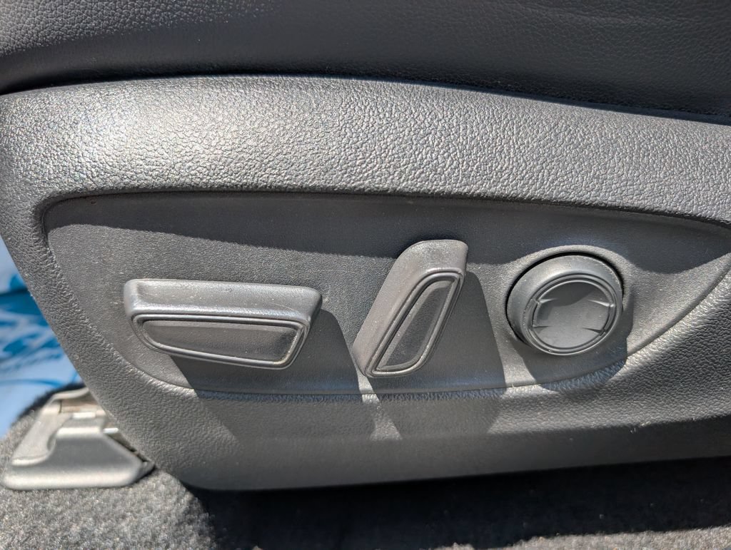 Used 2021 Toyota Highlander XLE AWD/4WD image 17