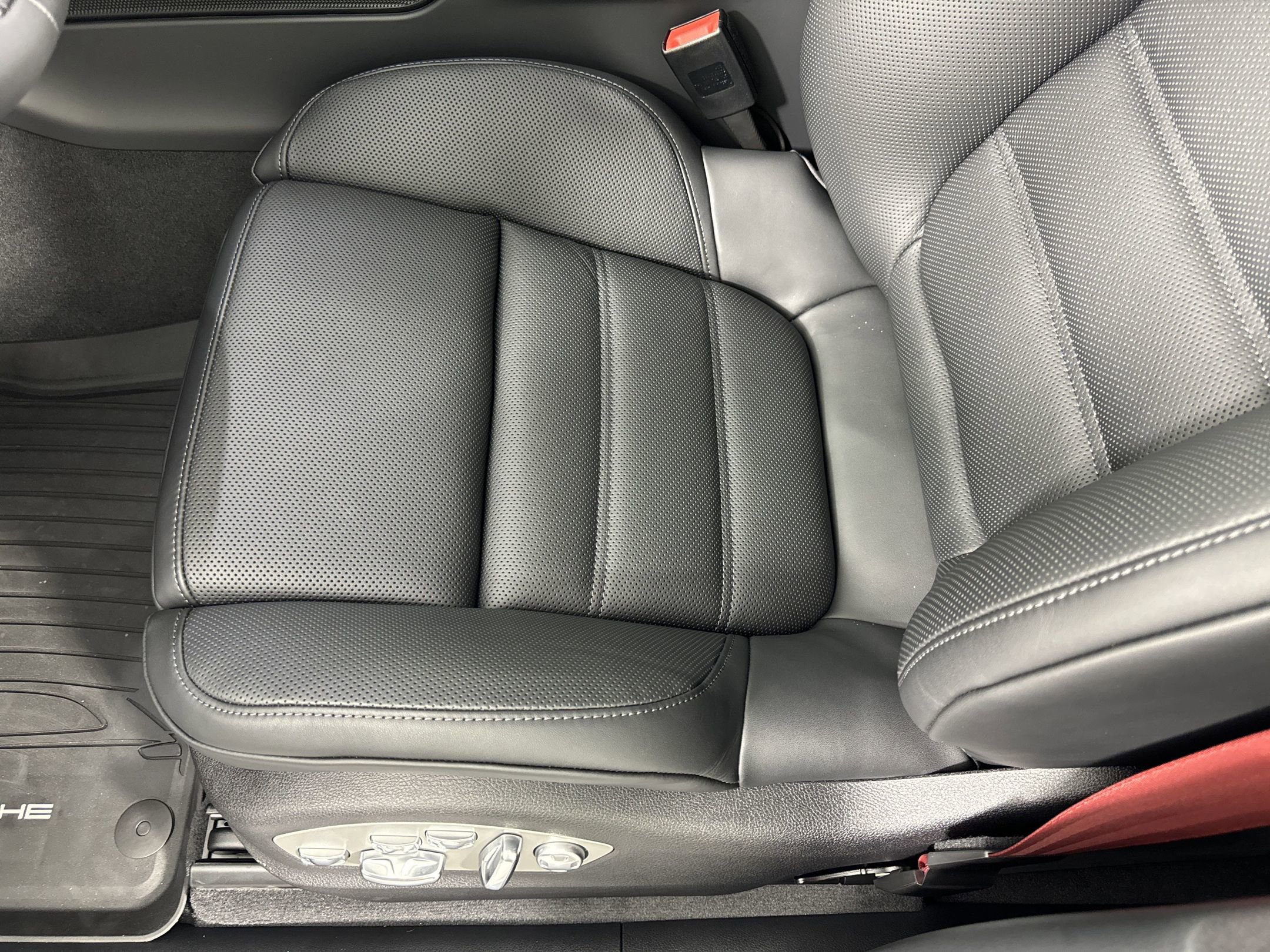 Used 2025 Porsche Macan image 14