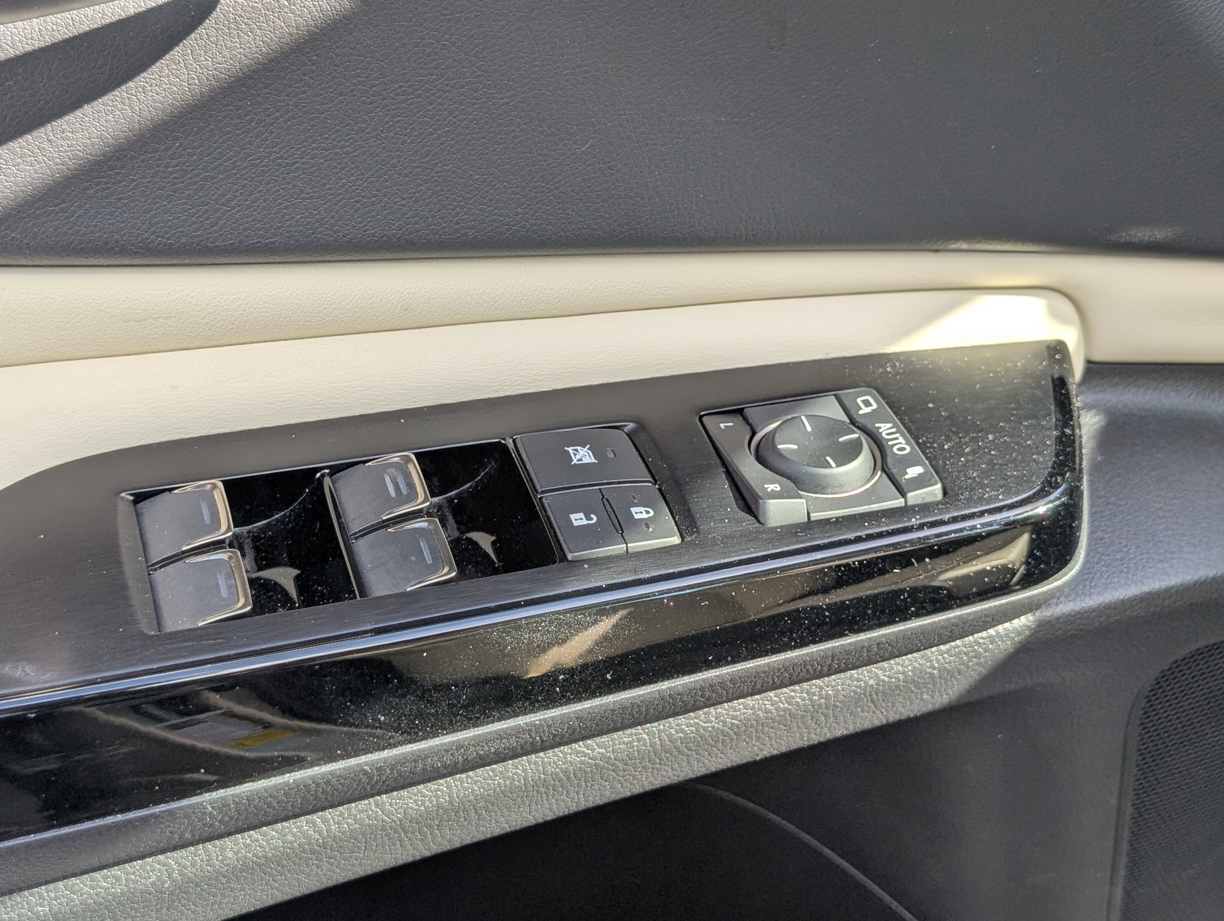 Certified 2022 Lexus ES 300h w/ Premium Package image 19