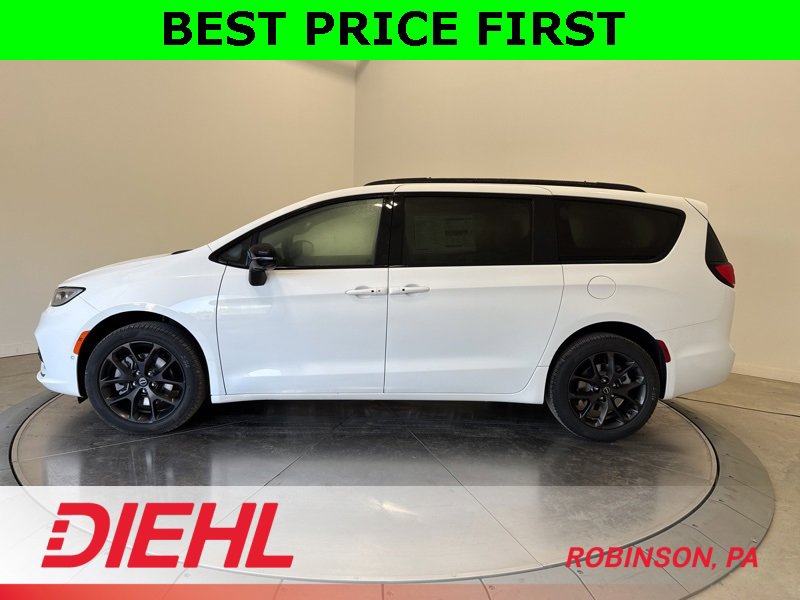 New 2026 Chrysler Pacifica Limited w/ S Appearance Package image 4