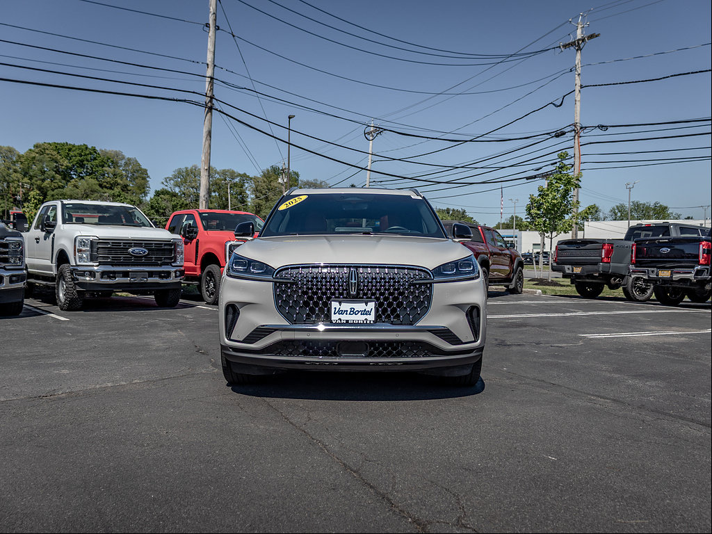 Used 2025 Lincoln Aviator Reserve w/ Equipment Group 201A AWD/4WD image 2