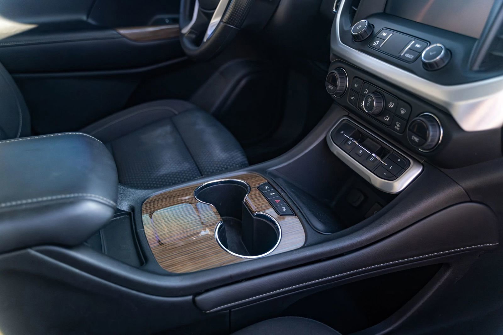 Used 2021 GMC Acadia SLE image 12