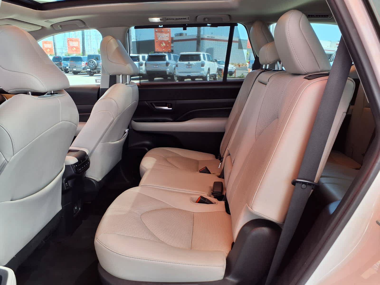 Used 2024 Toyota Grand Highlander AWD image 12