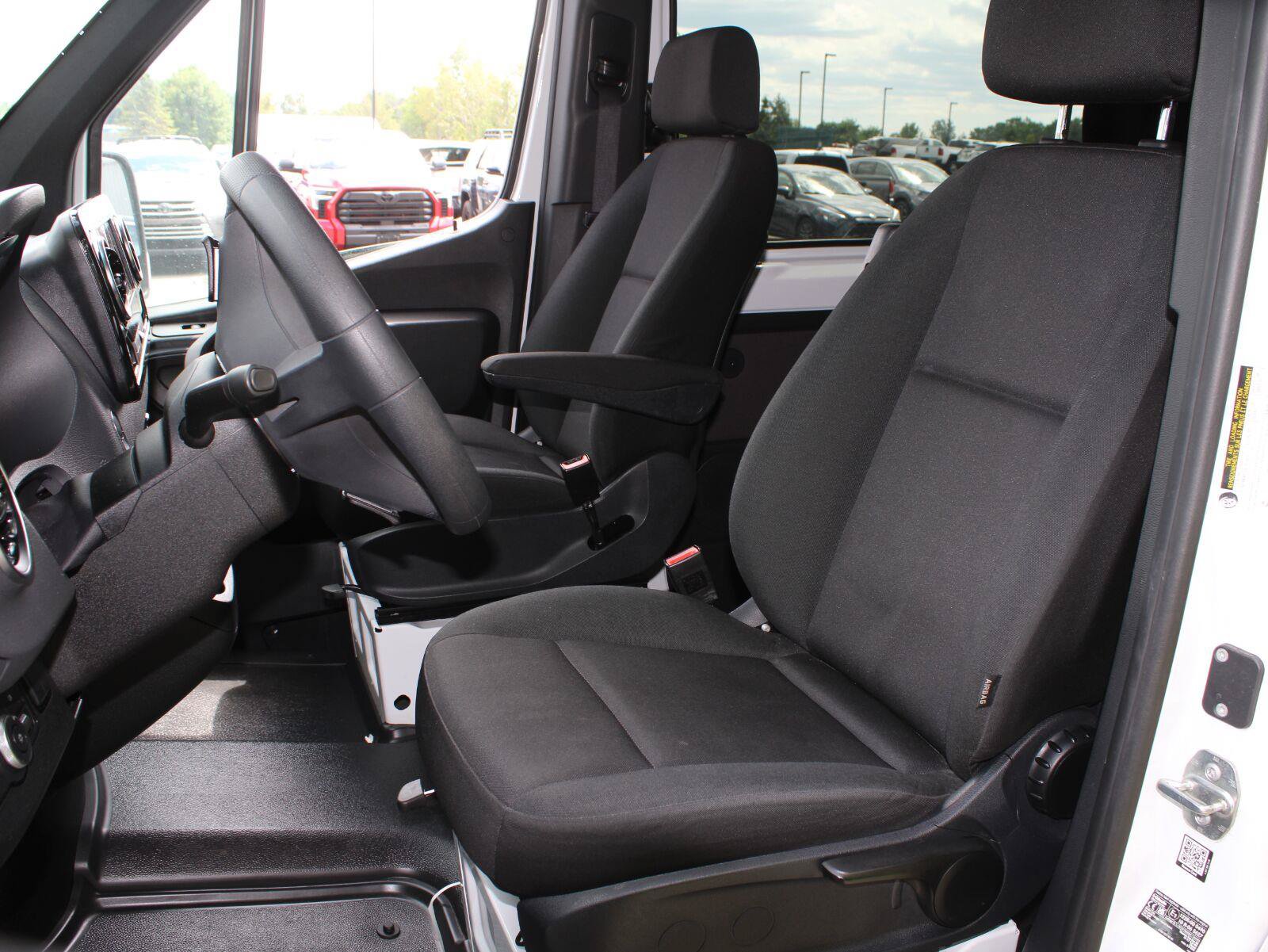 Used 2025 Mercedes-Benz Sprinter 2500 image 22