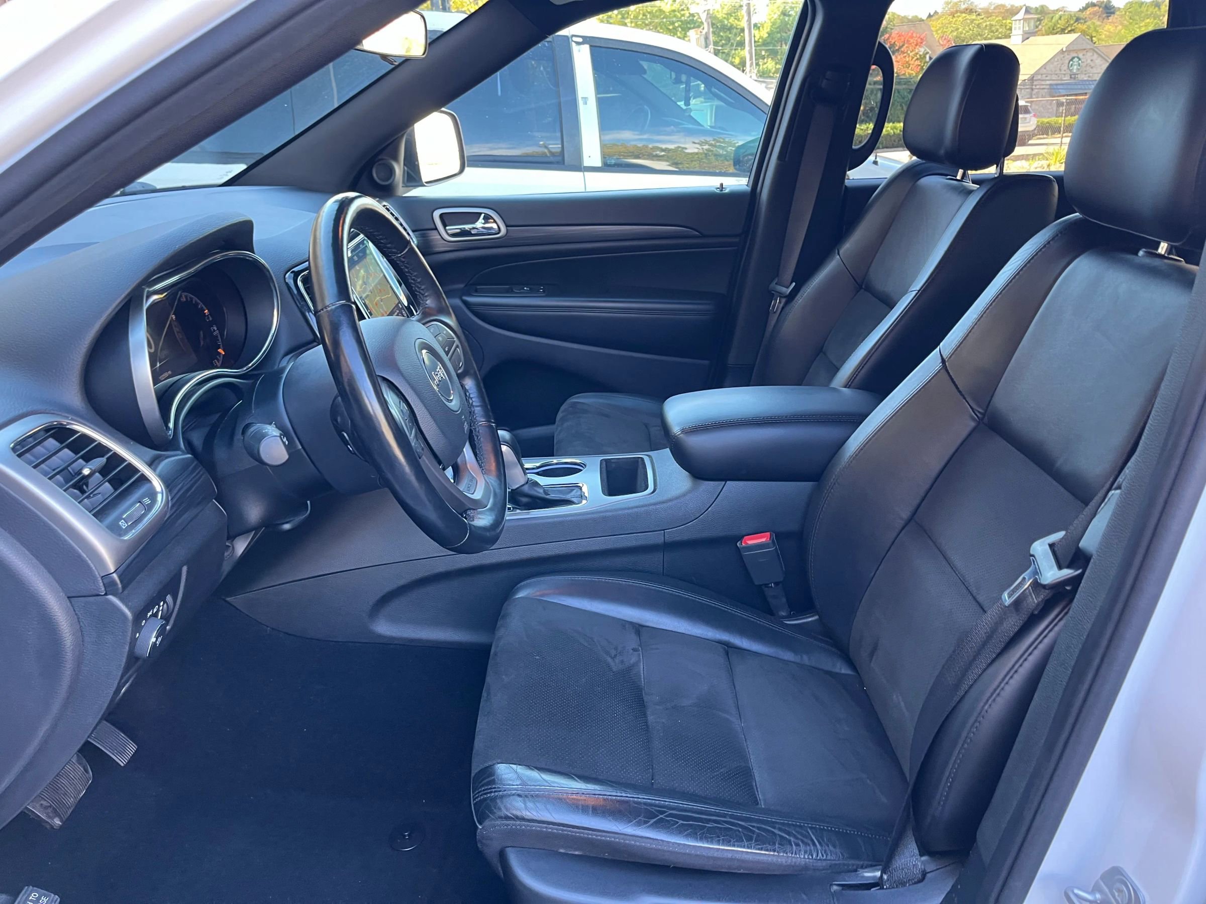 Used 2021 Jeep Grand Cherokee Laredo X image 9