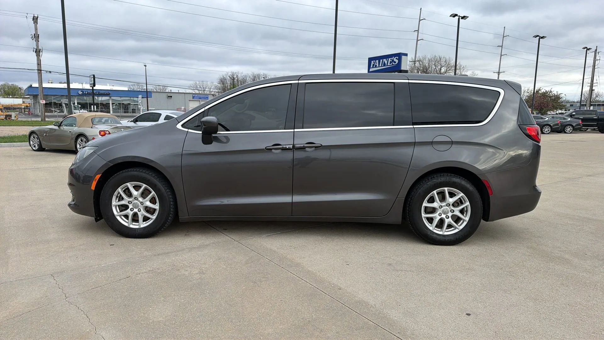 Used 2017 Chrysler Pacifica Touring image 9