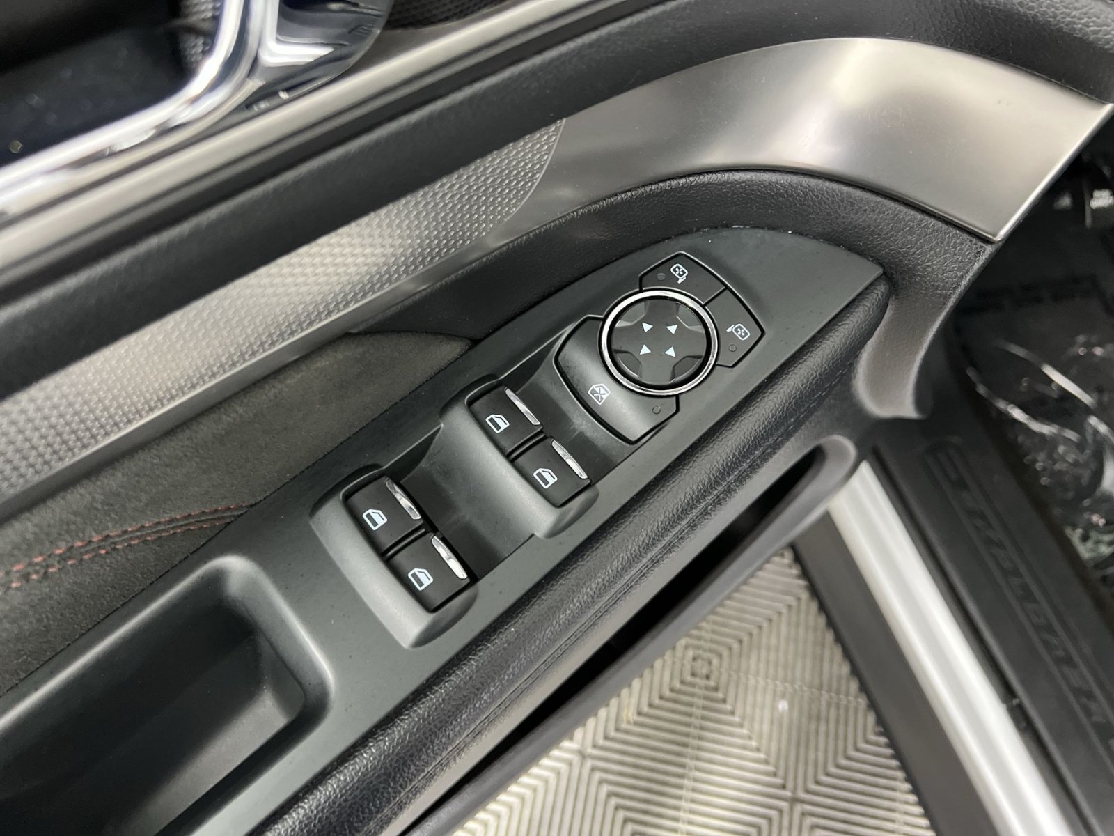 Used 2018 Ford Explorer XLT w/ Equipment Group 202A AWD/4WD image 15