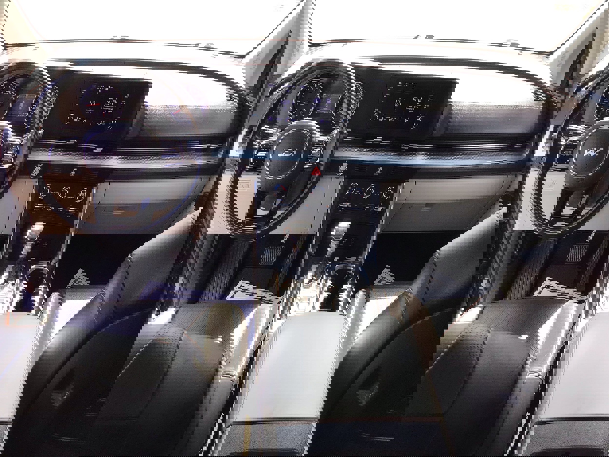 Used 2022 Kia Carnival LX image 17