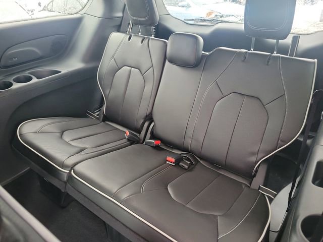 New 2026 Chrysler Pacifica Limited image 17