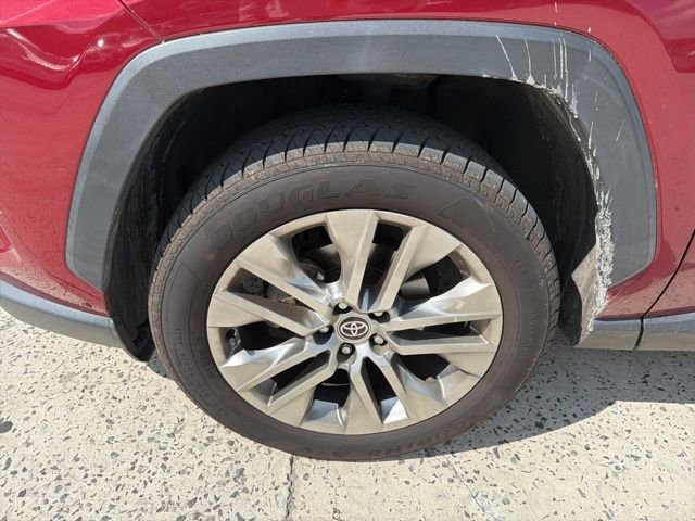 Used 2020 Toyota RAV4 XLE Premium image 4