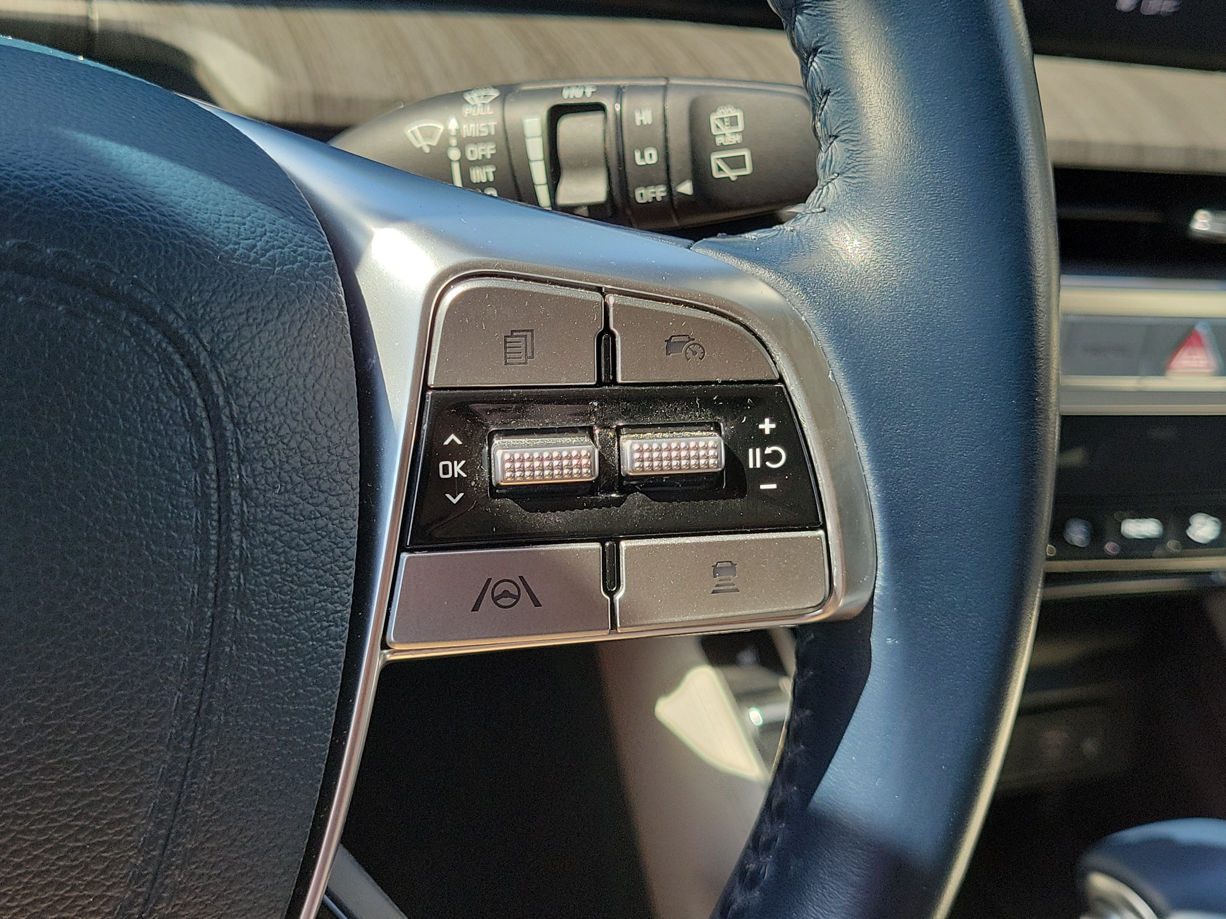Used 2024 Kia Telluride EX w/ EX Captain's Chair Package FWD image 24