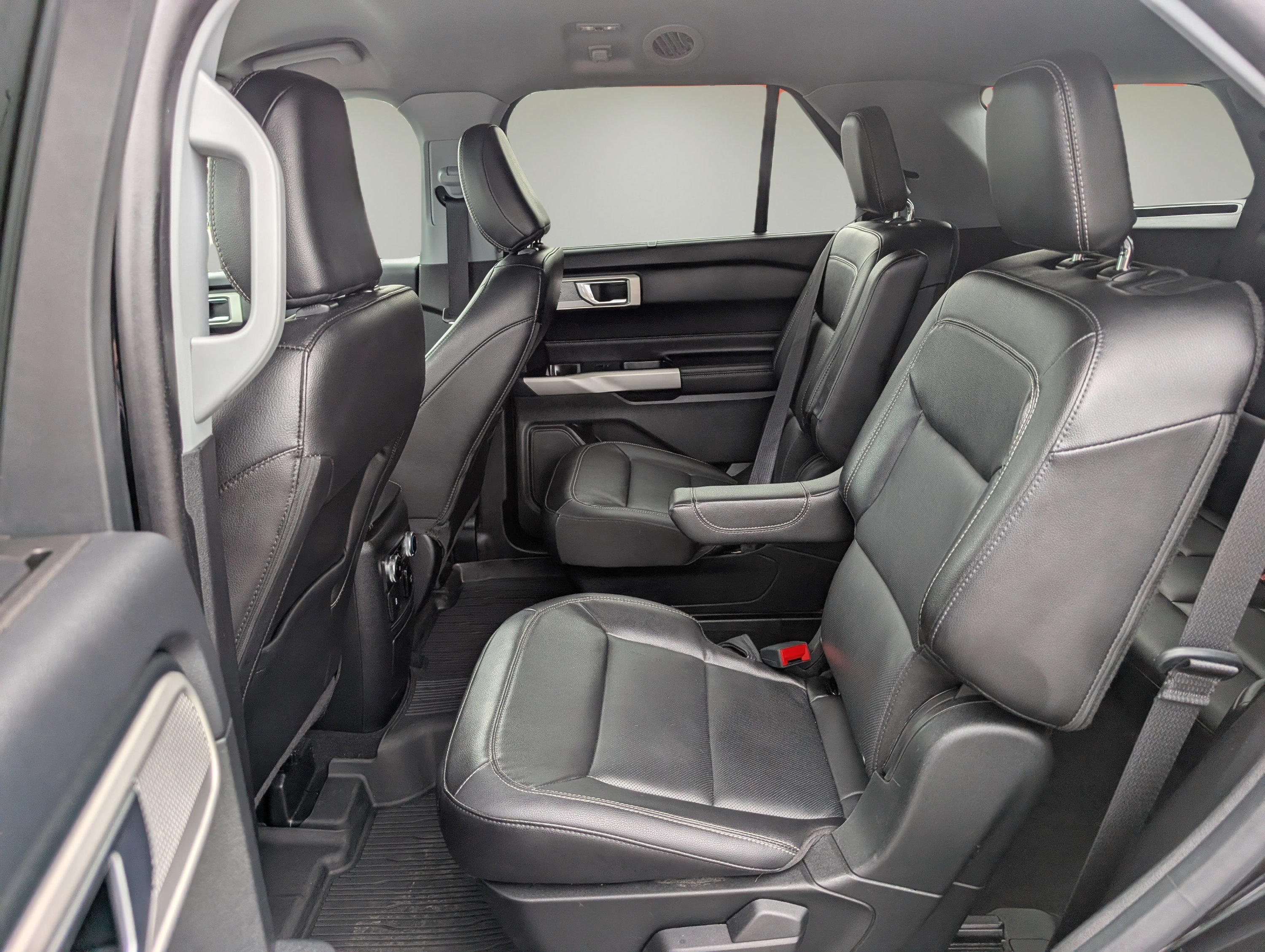 Used 2022 Ford Explorer Limited w/ Equipment Group 301A RWD image 11