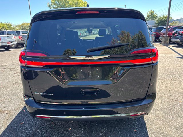 Used 2023 Chrysler Pacifica Touring-L FWD image 7