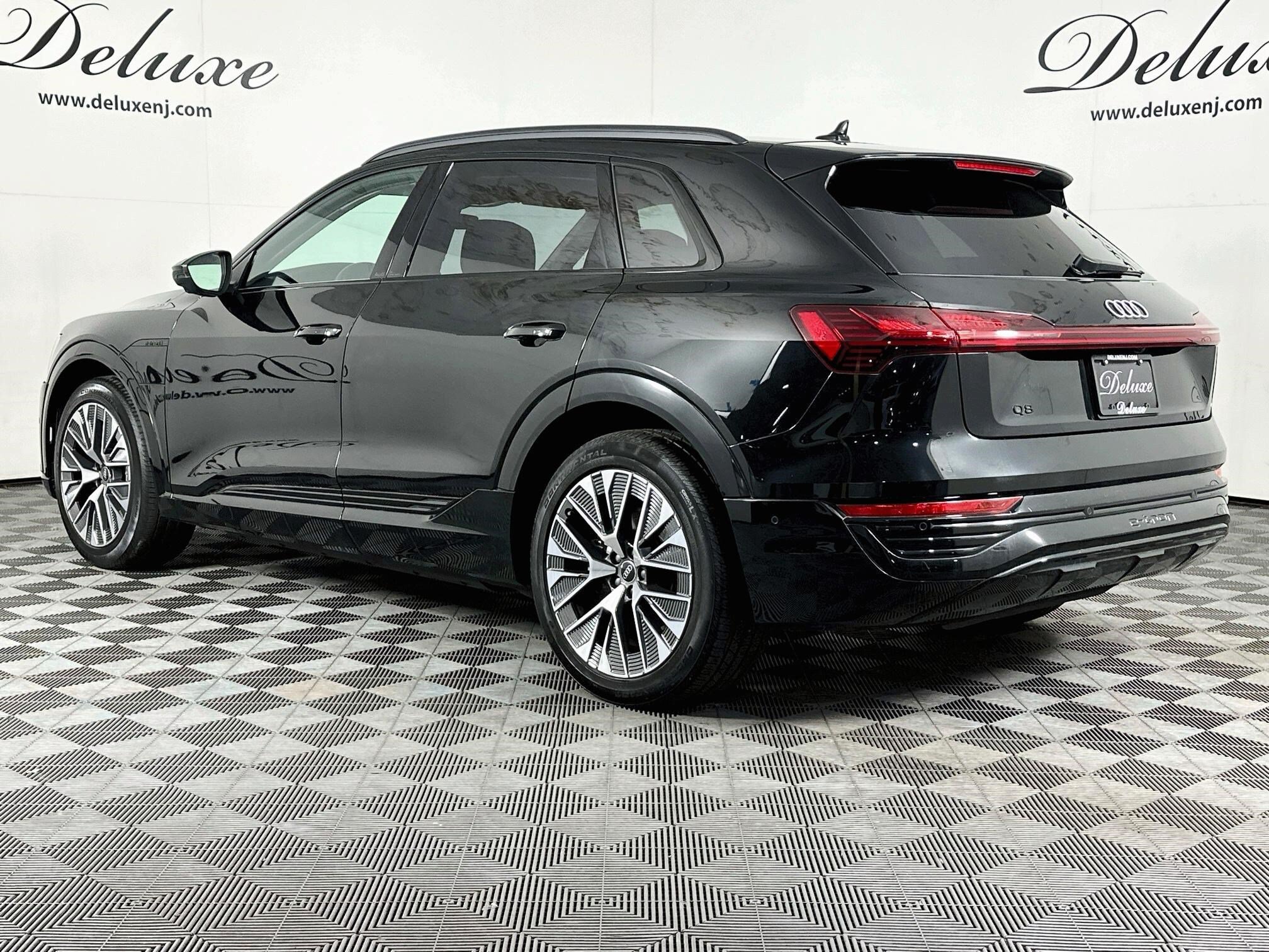 Used 2024 Audi Q8 e-tron Prestige w/ Prestige Package AWD/4WD image 4