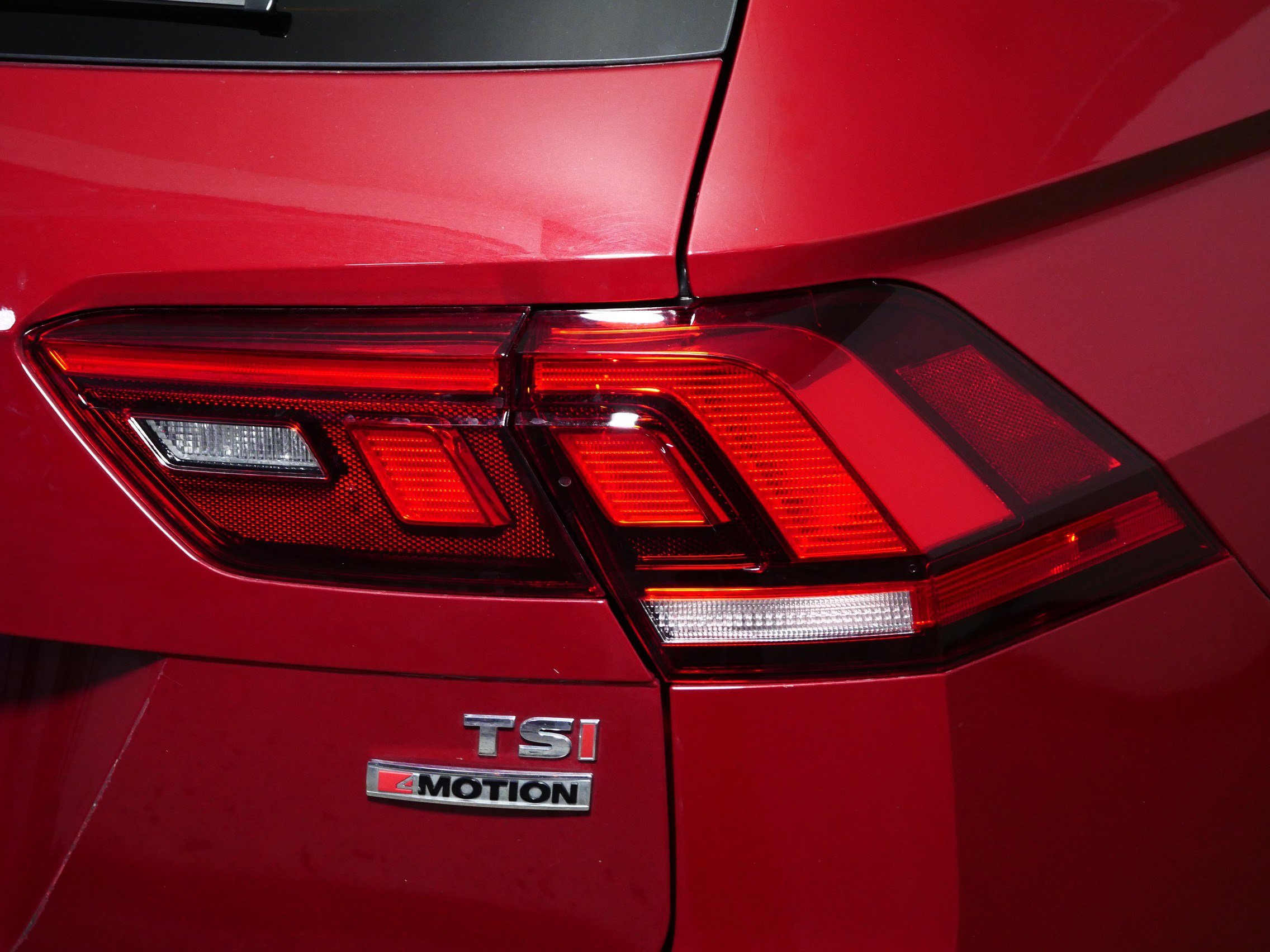 Used 2018 Volkswagen Tiguan SEL image 17