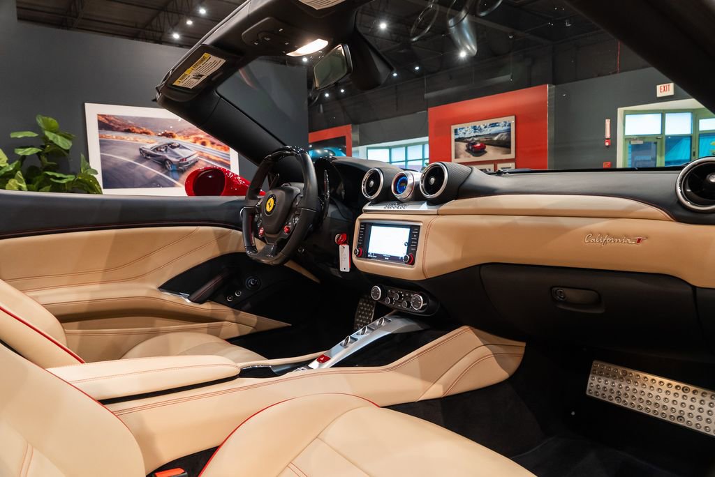 Used 2016 Ferrari California T image 12