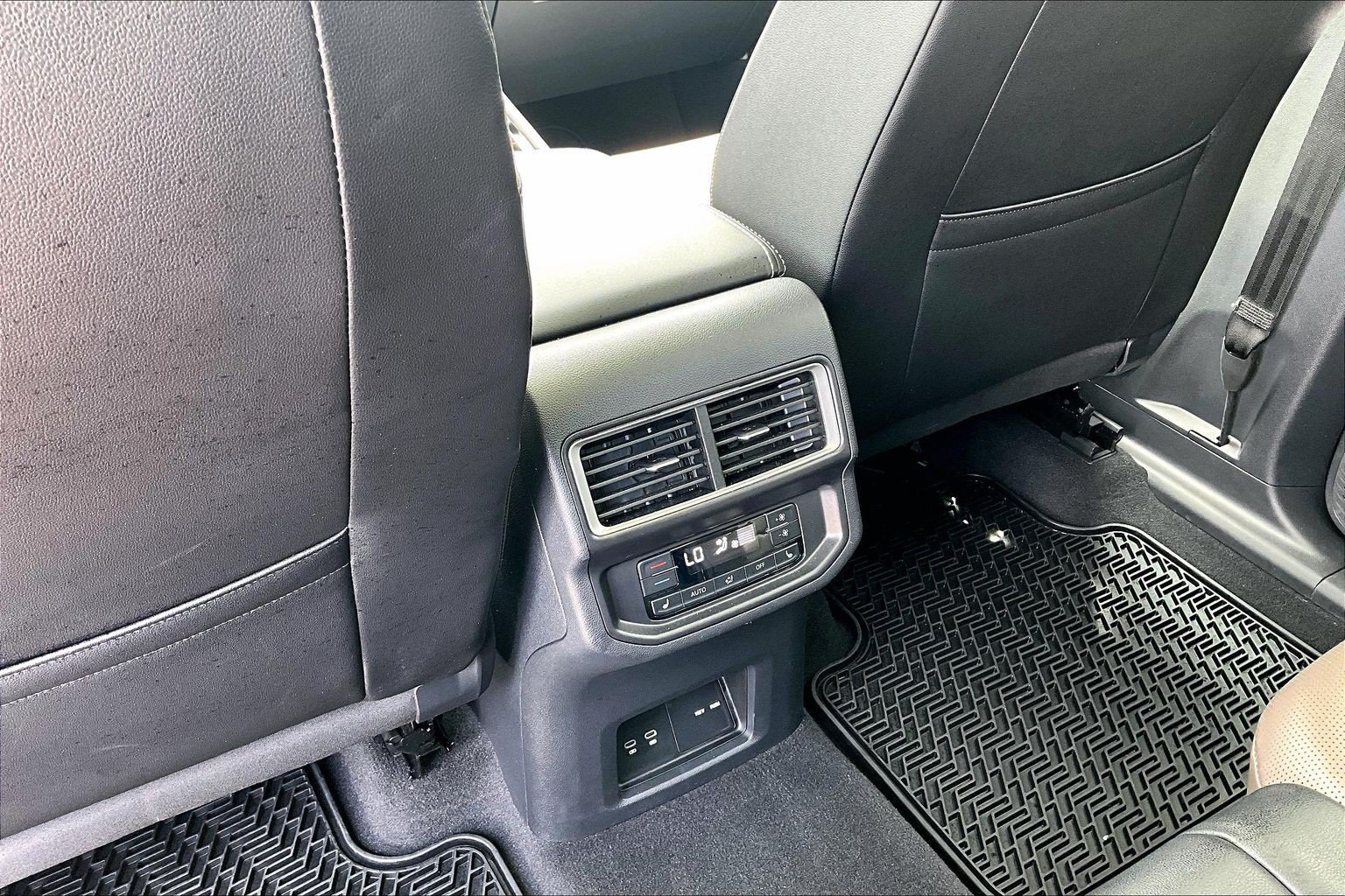Used 2025 Volkswagen Atlas SEL AWD/4WD image 10
