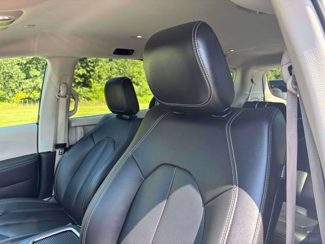 Used 2024 Chrysler Pacifica Touring-L FWD image 6