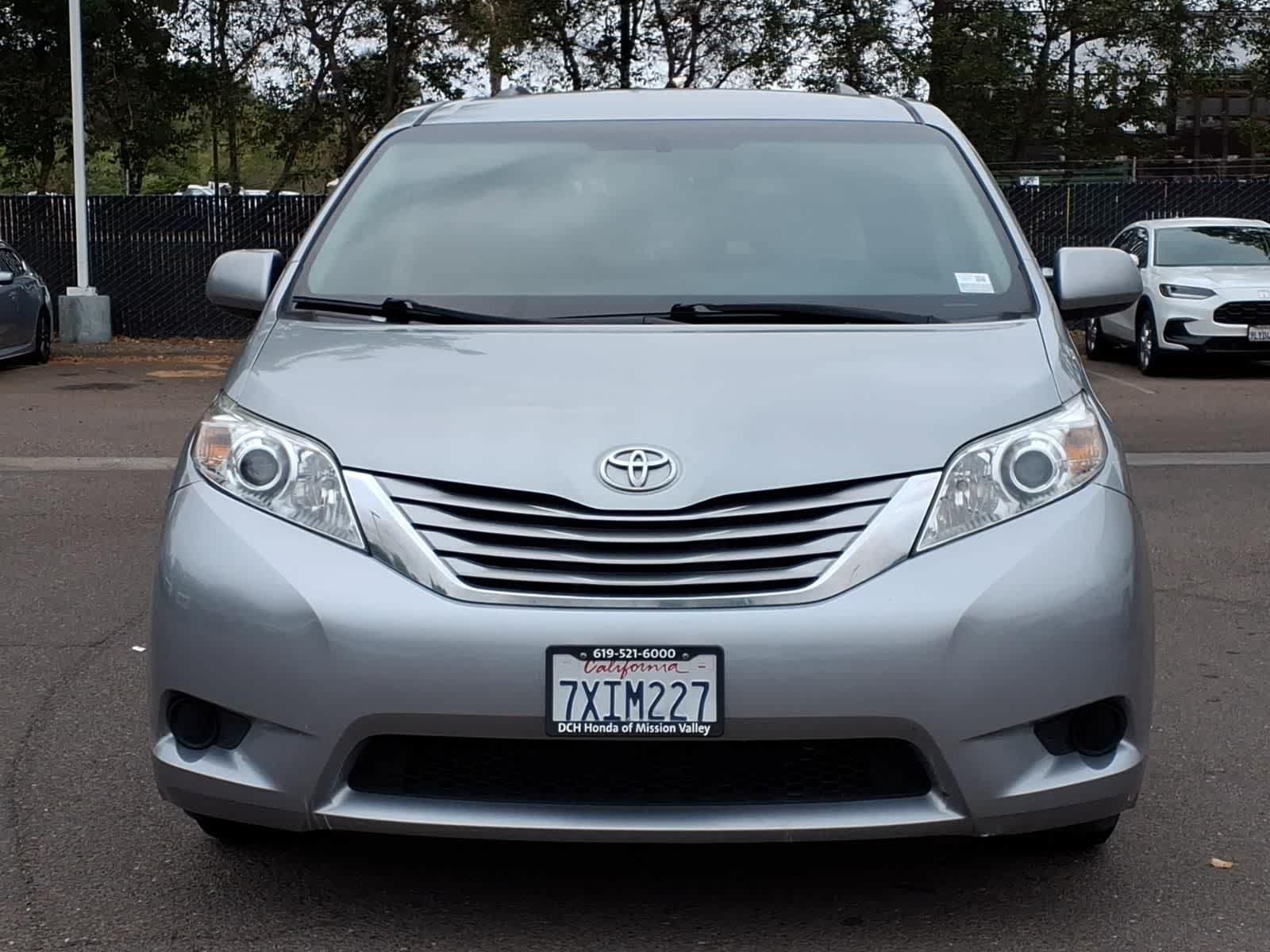 Used 2017 Toyota Sienna LE FWD image 2