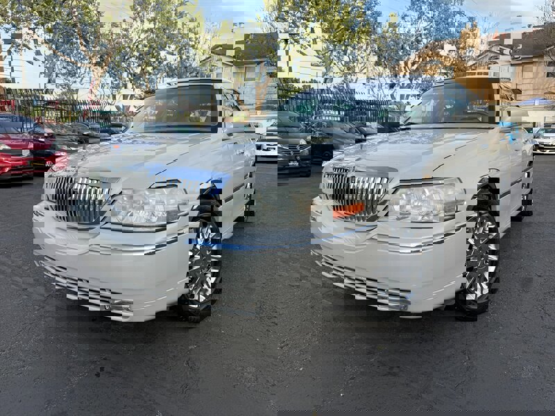 Used 2007 Lincoln Town Car Designer Series image 1