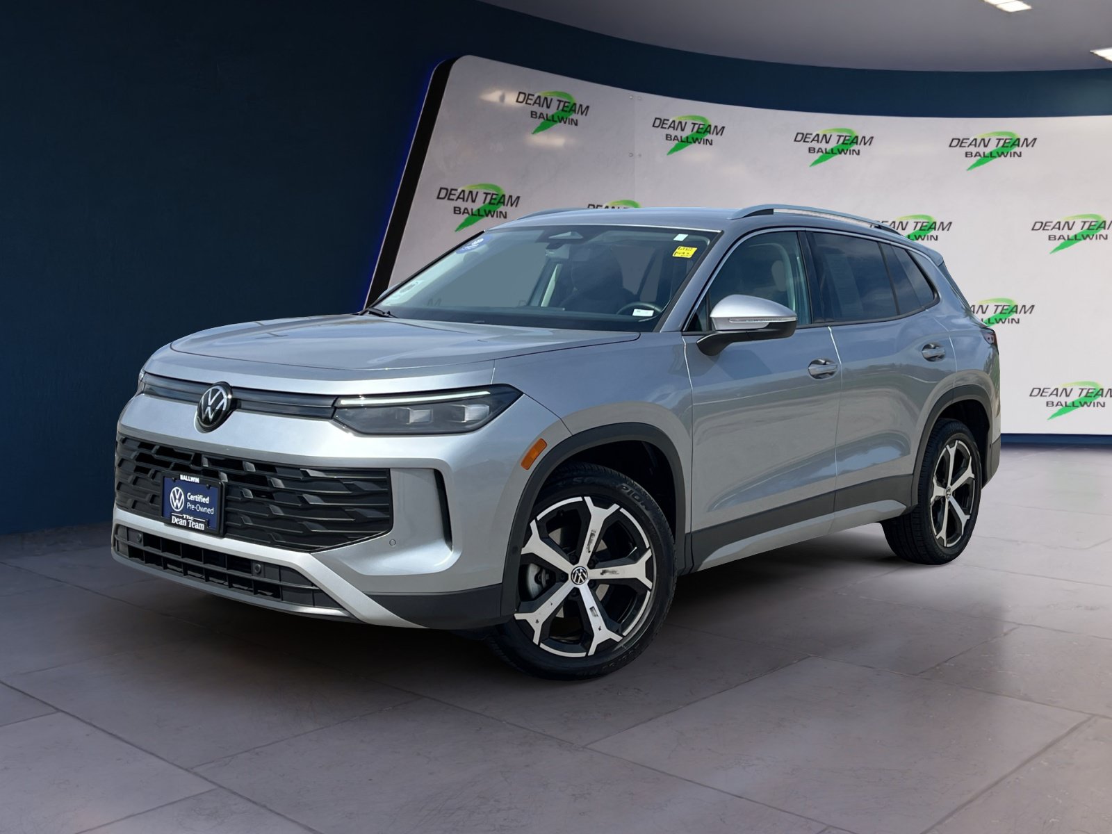 Certified 2025 Volkswagen Tiguan SE FWD image 3