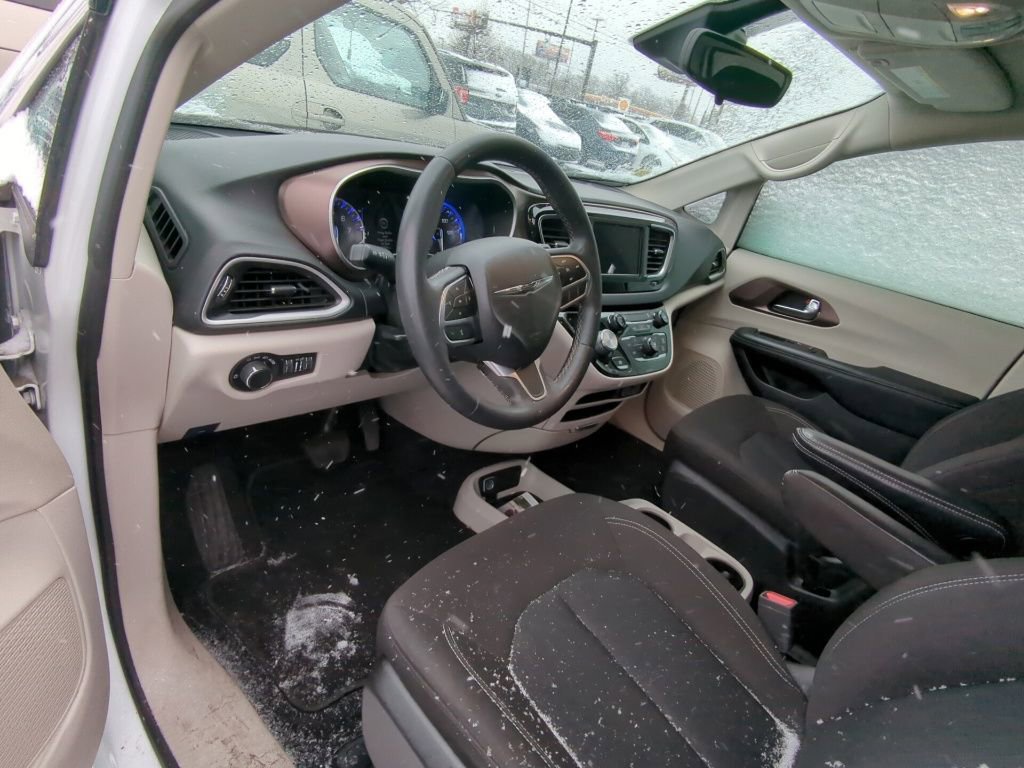 Used 2023 Chrysler Voyager LX image 7