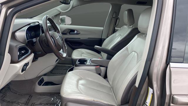 Used 2017 Chrysler Pacifica Touring-L Plus w/ Advanced Safetytec Group FWD image 9