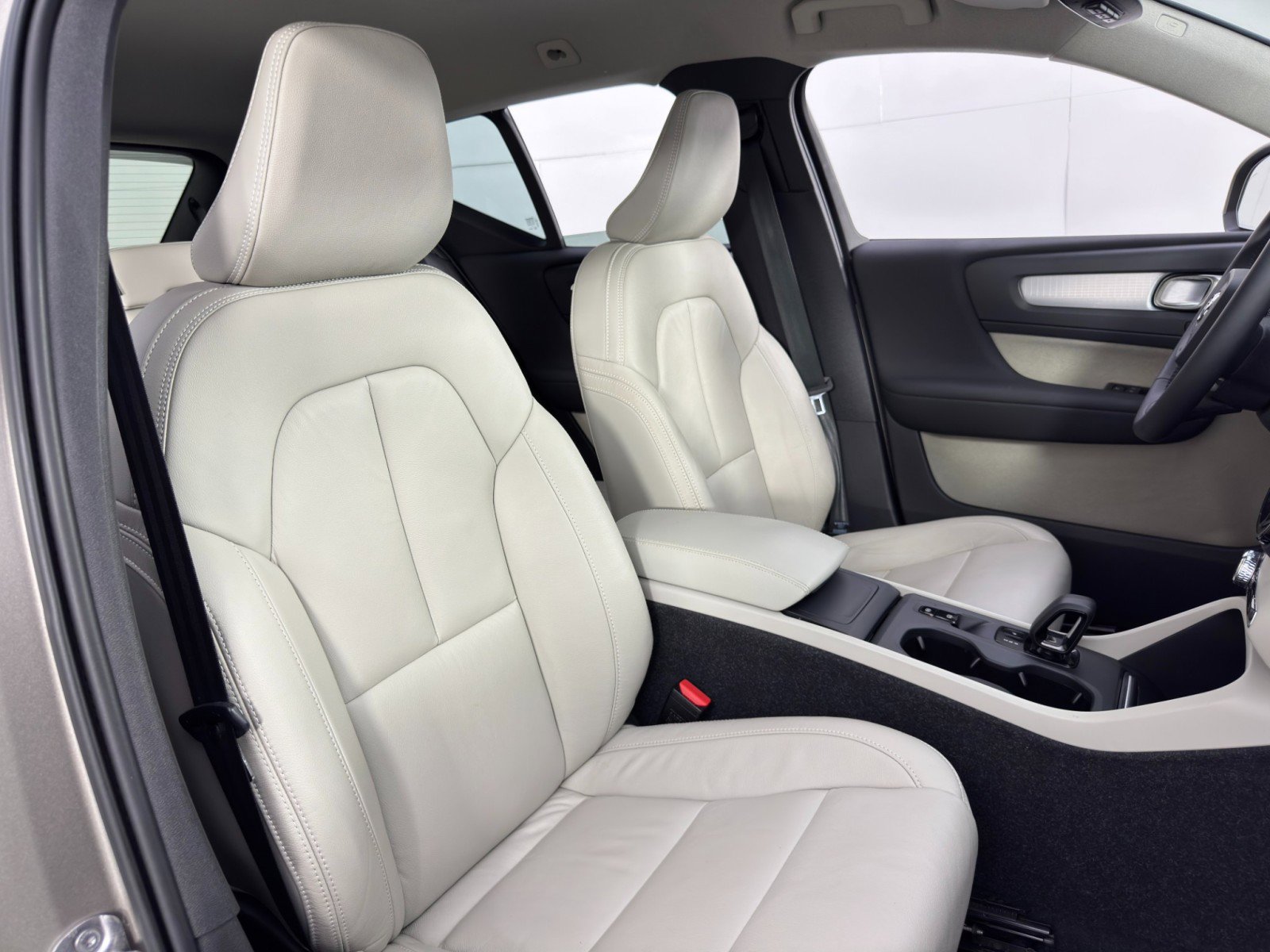 Used 2022 Volvo XC40 T5 Momentum w/ Premium Package image 36