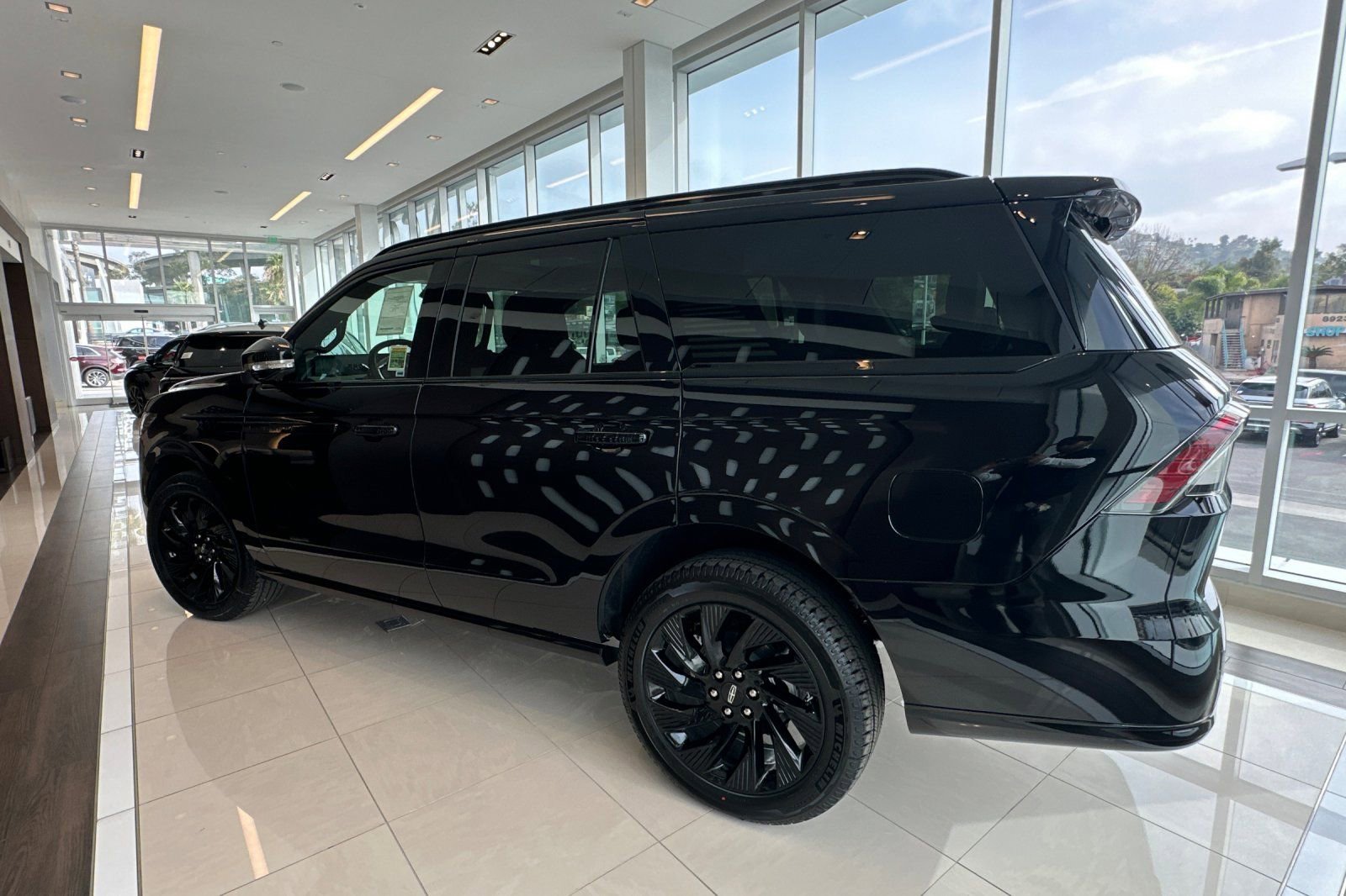 New 2026 Lincoln Navigator Reserve w/ Jet Appearance Package image 5