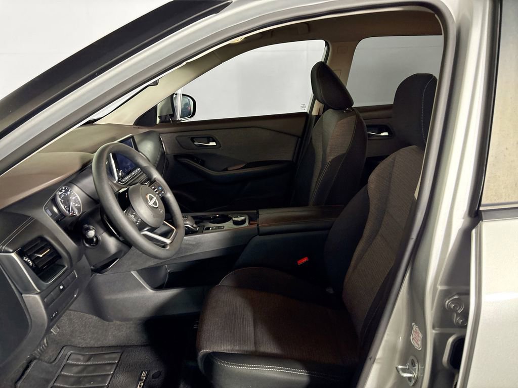 Used 2022 Nissan Rogue SV image 11