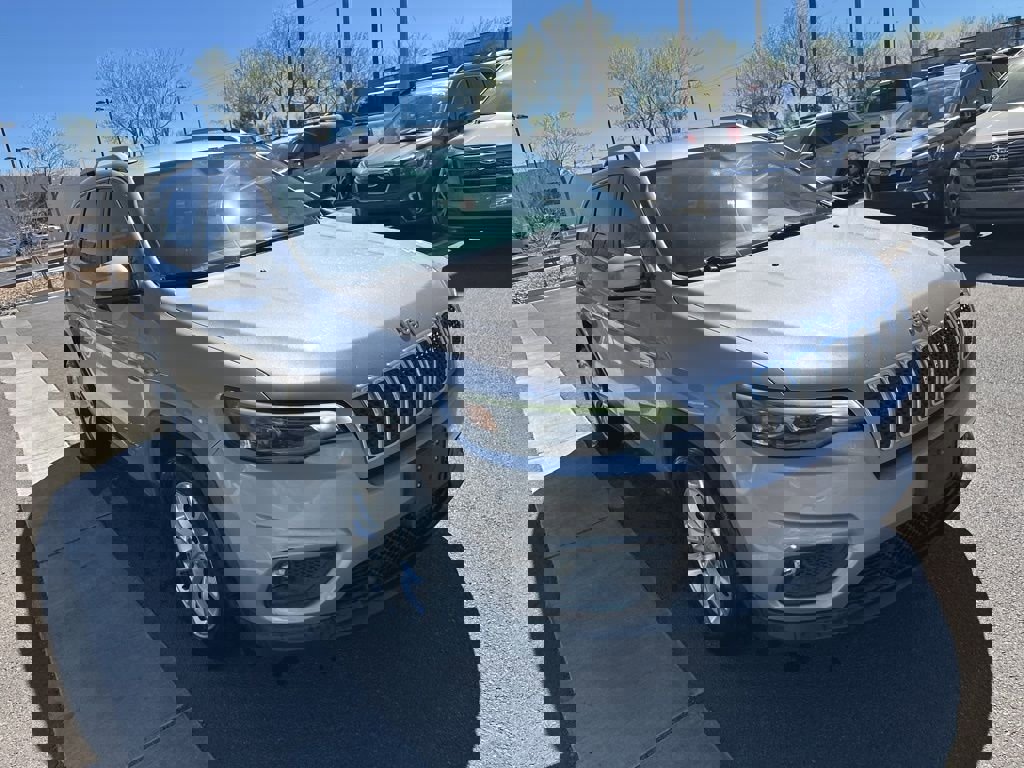 Used 2019 Jeep Cherokee Latitude w/ Popular Appearance Group image 3