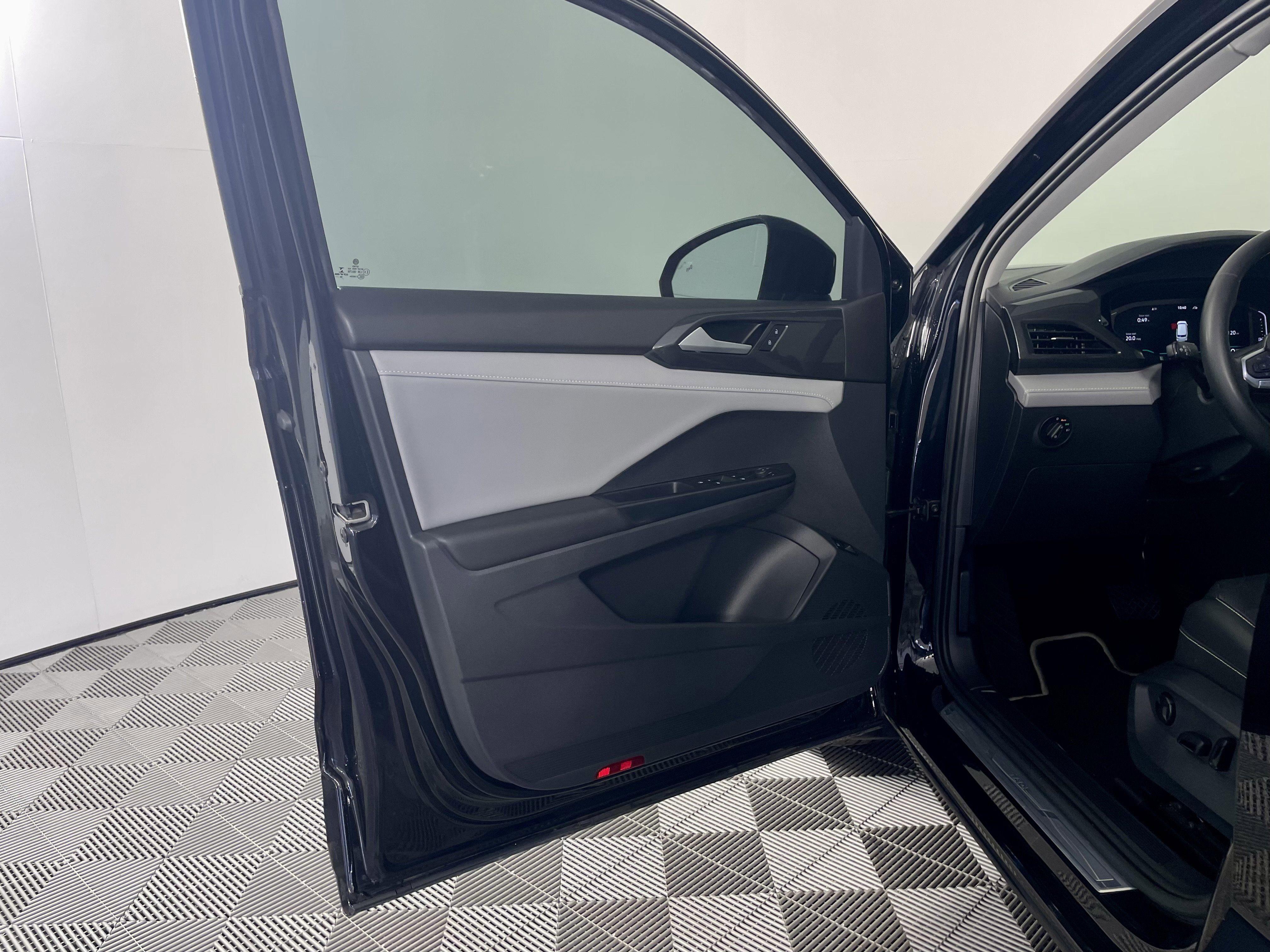 Used 2023 Volkswagen Taos SEL image 12