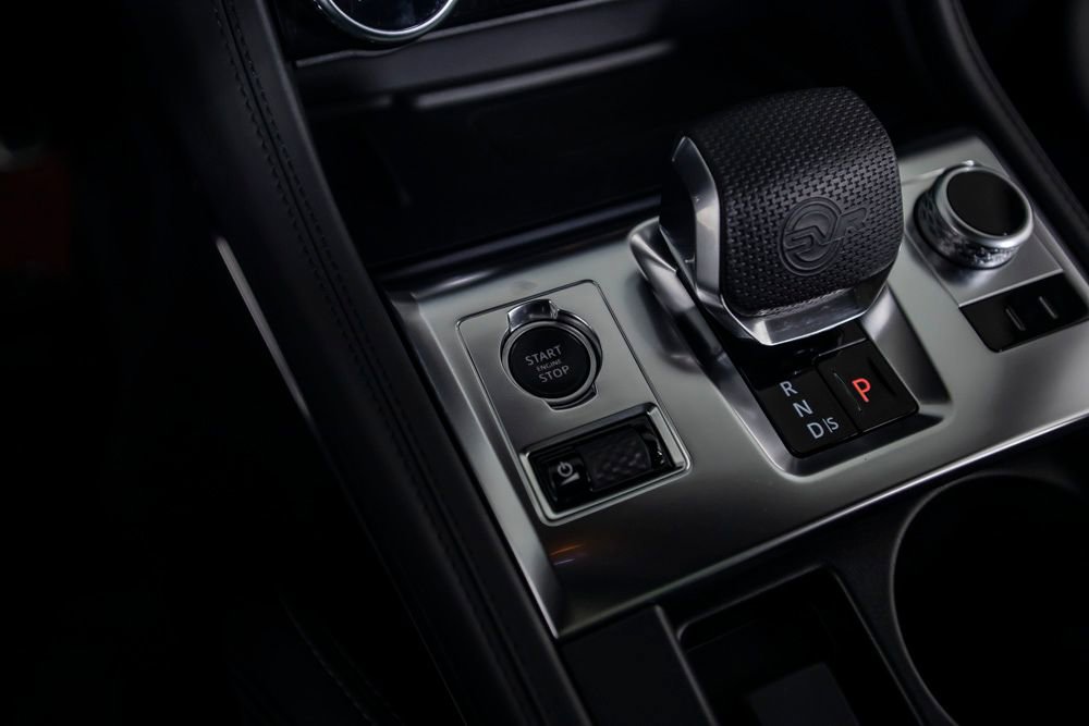Used 2021 Jaguar F-PACE SVR image 36