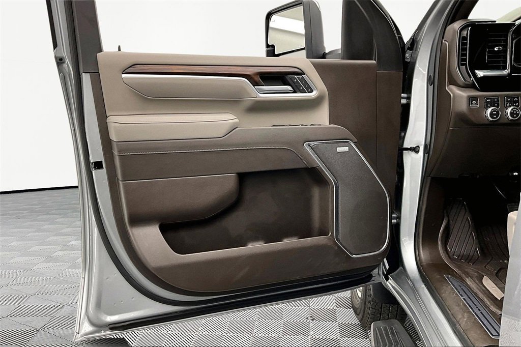 Used 2025 GMC Sierra 3500 SLT w/ SLT Premium Package image 24