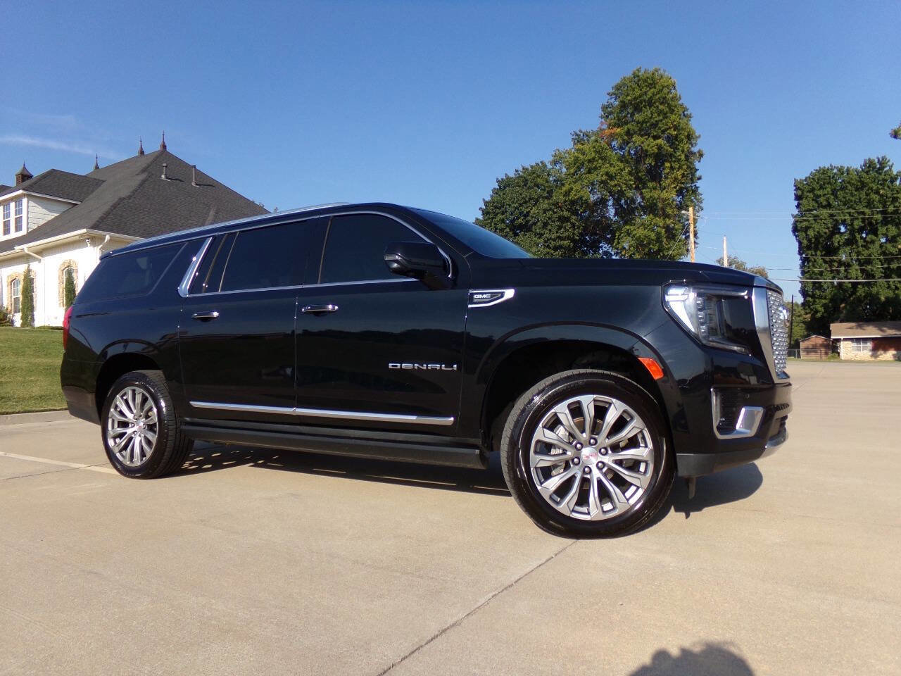 Used 2021 GMC Yukon XL Denali w/ Denali Premium Package image 4