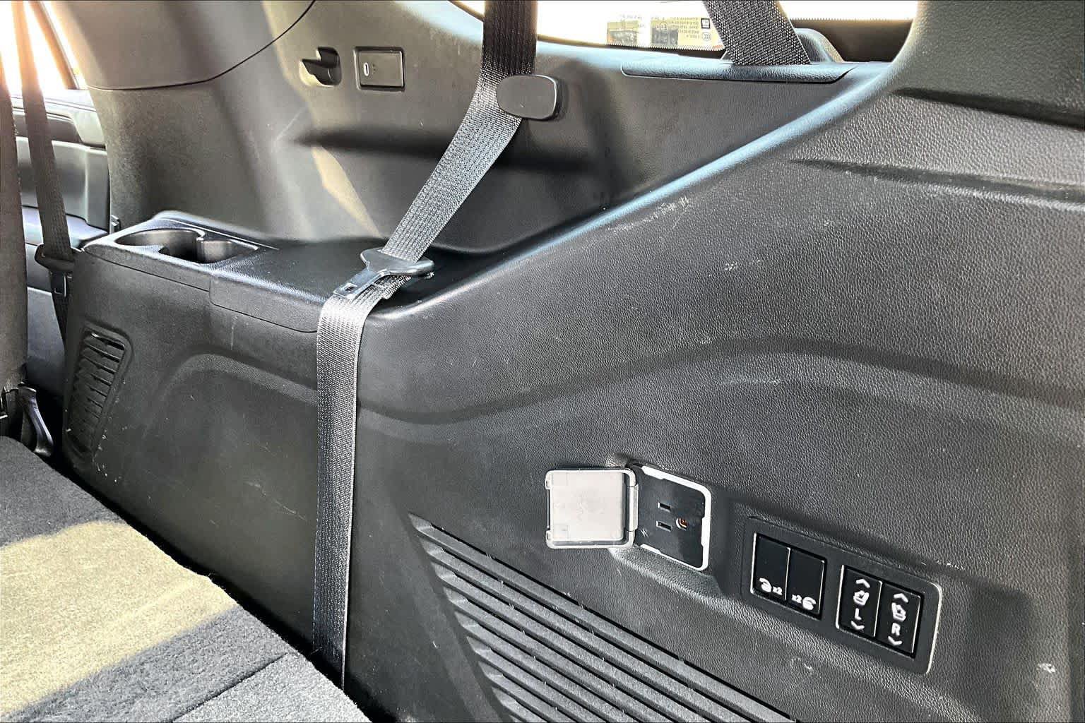 Used 2022 Chevrolet Tahoe RST w/ Luxury Package AWD/4WD image 33