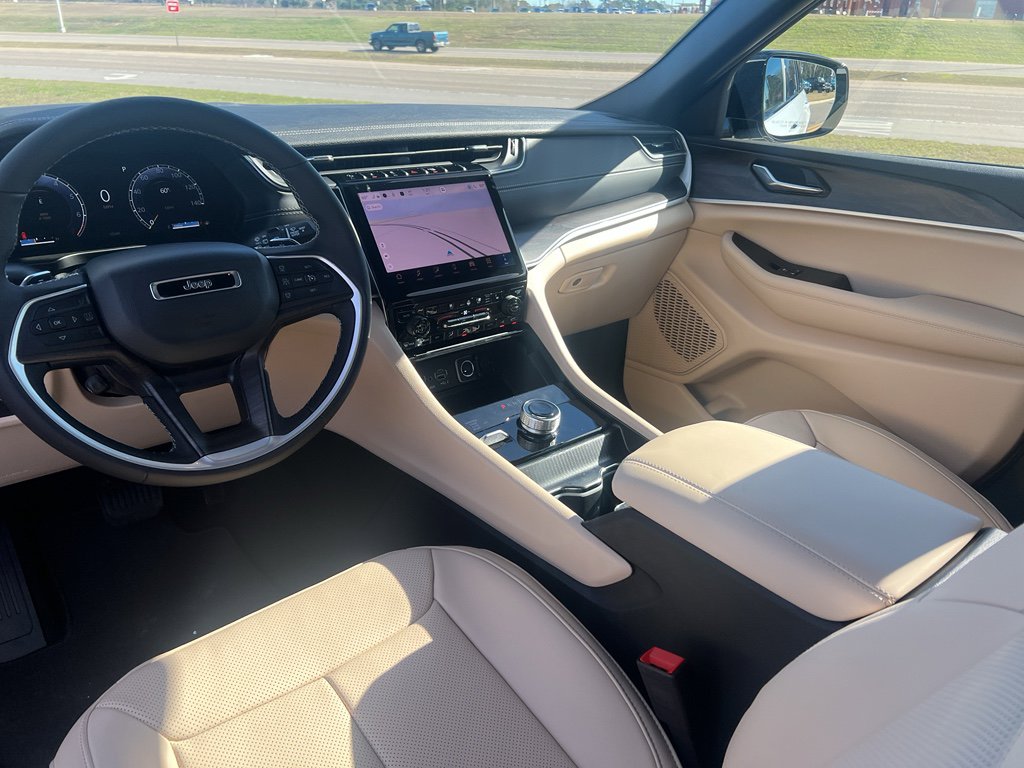 New 2025 Jeep Grand Cherokee Limited w/ Luxury Tech Group II AWD/4WD image 8