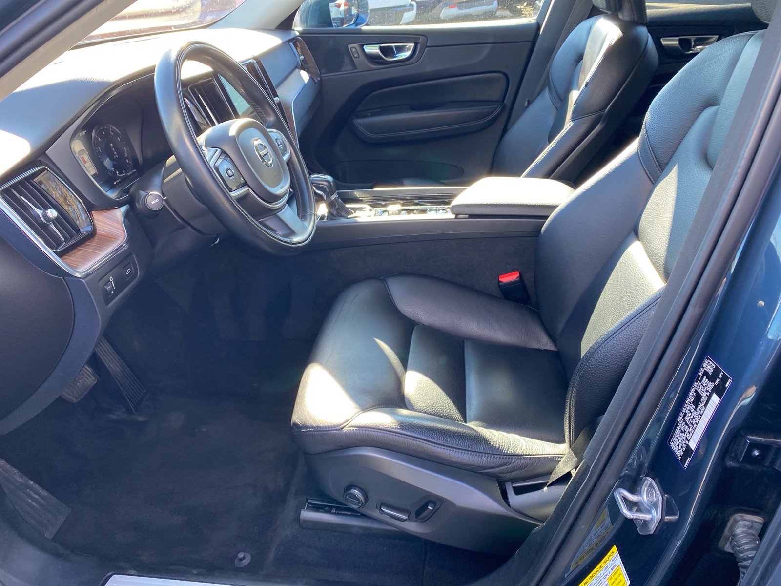 Used 2021 Volvo XC60 T6 Momentum image 9