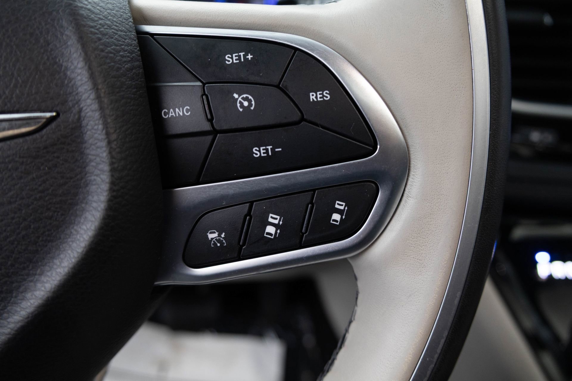 Used 2020 Chrysler Pacifica Limited w/ Advanced Safetytec Group FWD image 23