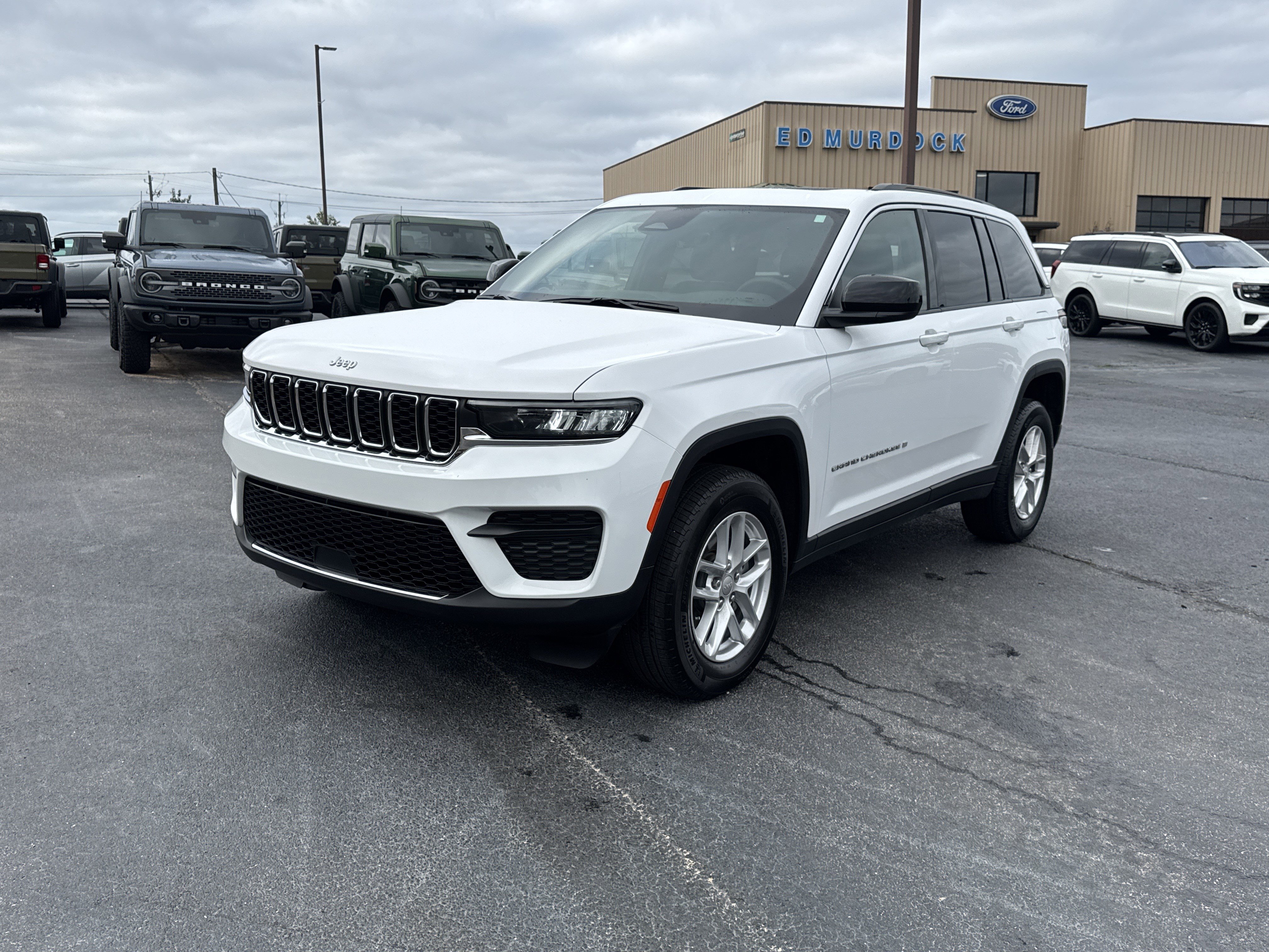 Used 2025 Jeep Grand Cherokee Laredo X w/ Luxury Tech Group I image 2