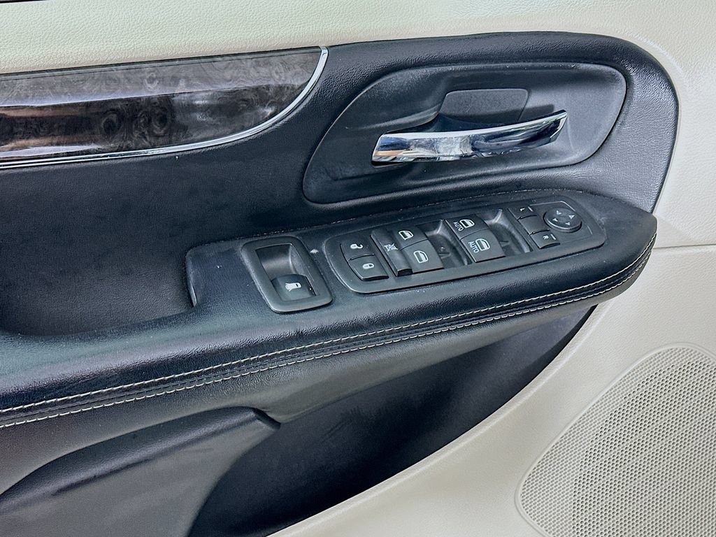Used 2011 Chrysler Town & Country Touring-L FWD image 21