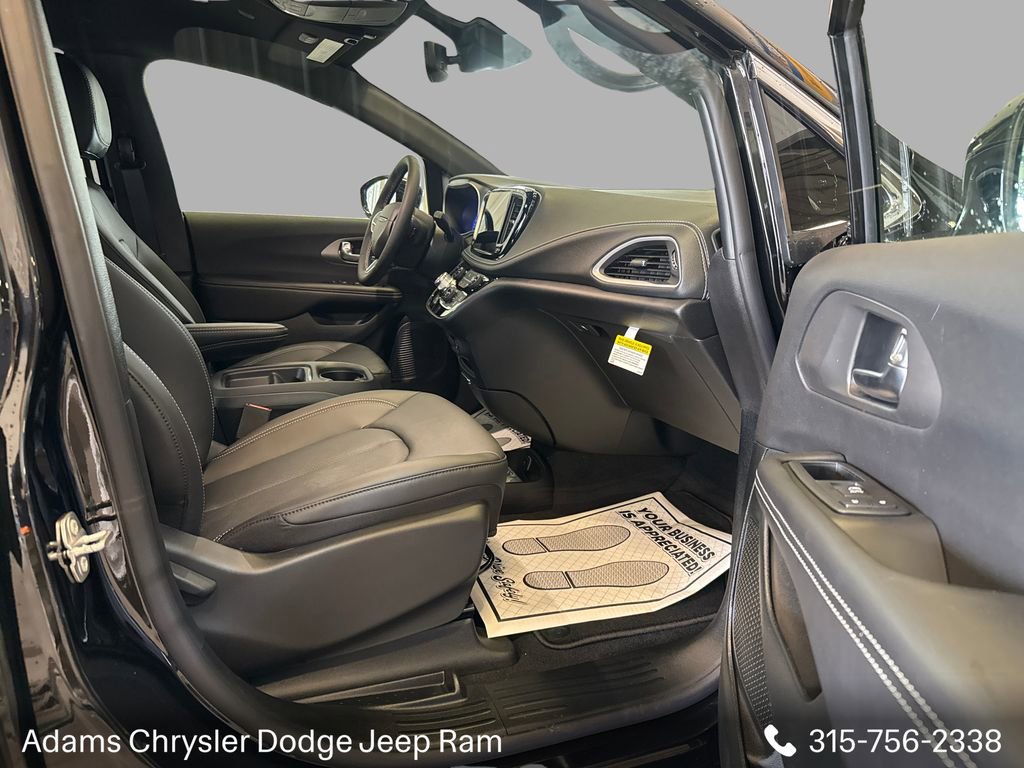 New 2027 Chrysler Pacifica Select AWD/4WD image 13